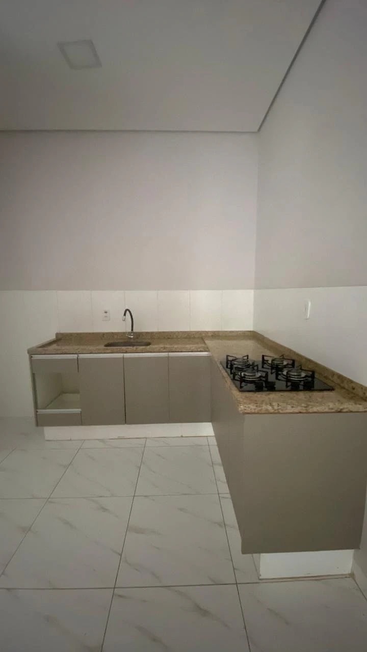 Cozinha com armários e cooktop