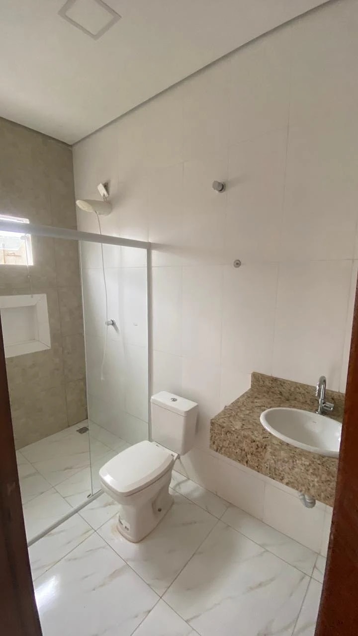 Banheiro com box de vidro