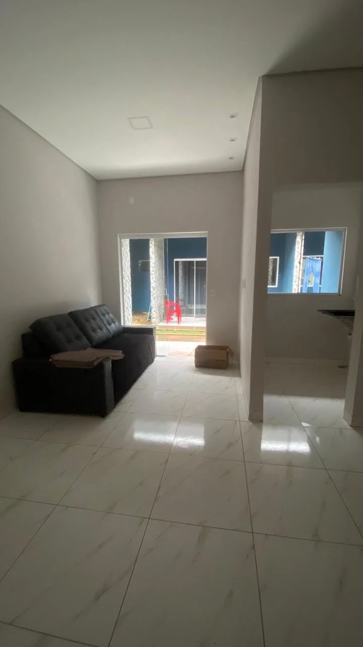 Sala com porta de vidro para a área externa